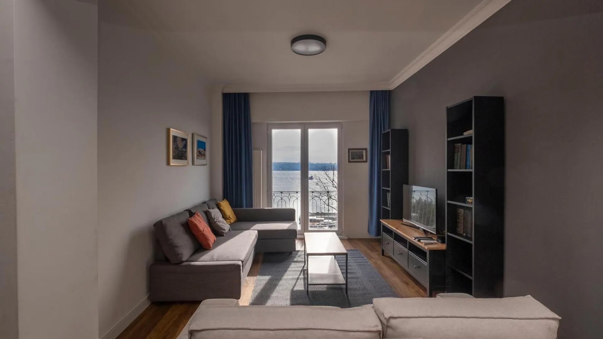 Trendy Waterfront Apt With A Striking View Istanbul Apartment